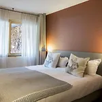 A Larze Hotel